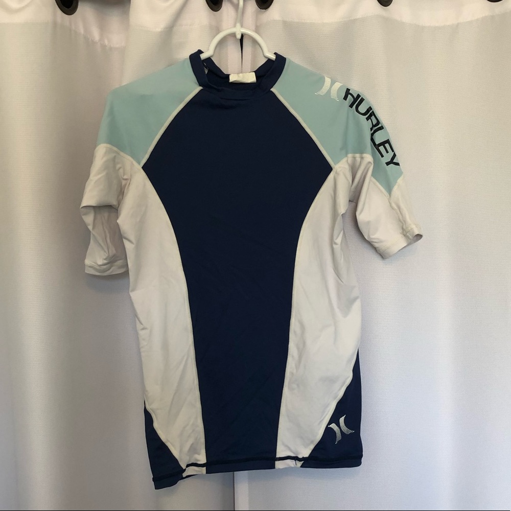 🏄🏼‍♀️ Hurley surfing short sleeve